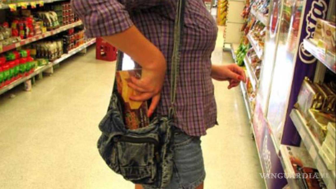 Mujer roba postres de un centro comercial para llevárselos a su familia