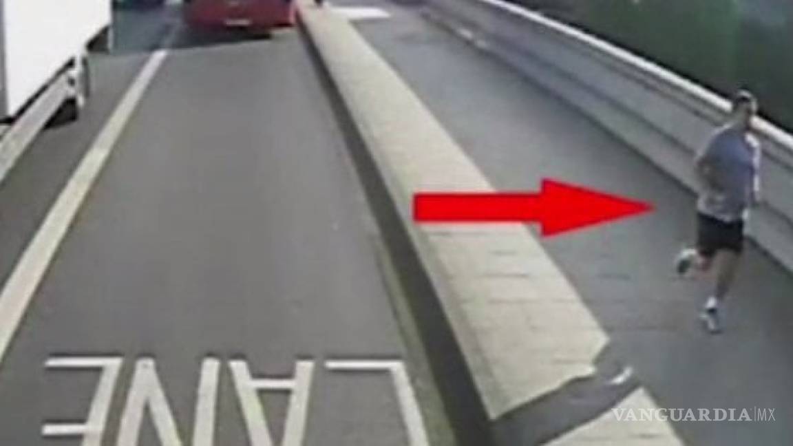 Arrestan al corredor que empujó a una mujer contra un autobús, en Londres