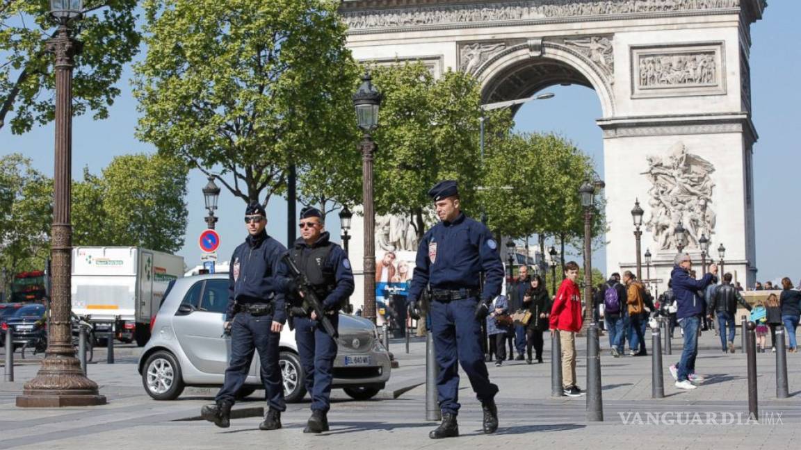 Captan en video inicio de la balacera en París