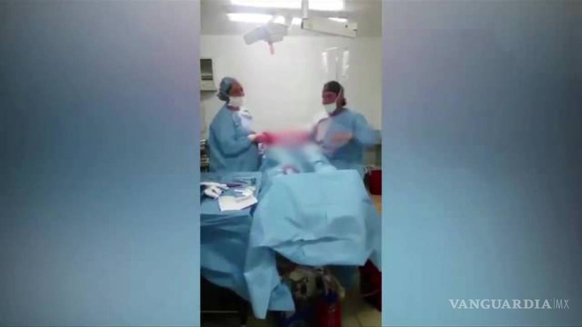Polémica: Indigna baile de un doctor y su asistente en plena cirugía