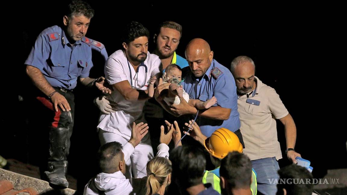 Salvan a tres niños de los escombros del terremoto en Italia