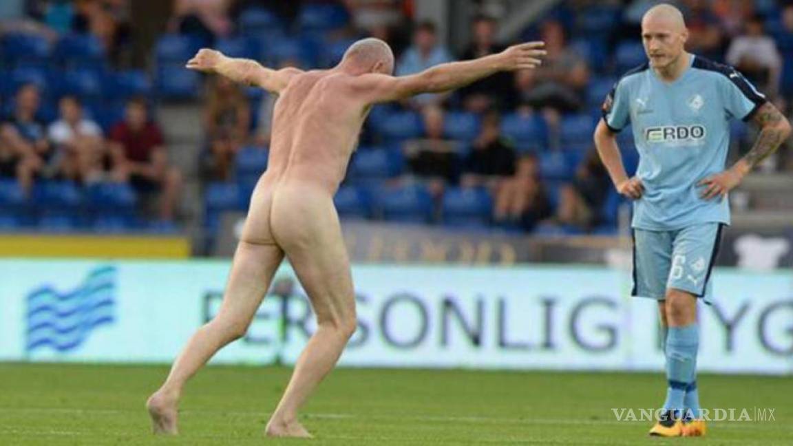 Ex jugador danés ingresa desnudo al campo en un partido de futbol
