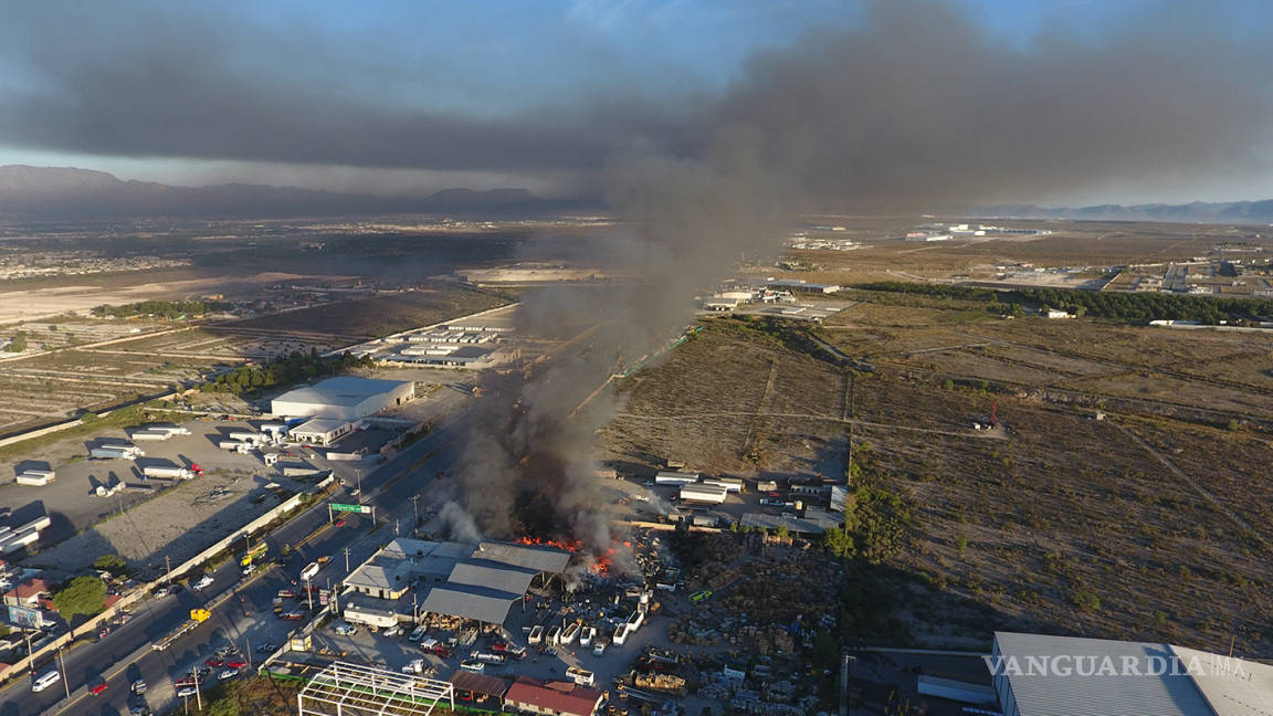 $!Incendio consume recicladora en Arteaga, Coahuila (Fotos)