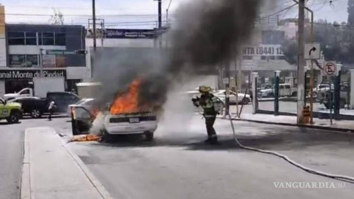 $!Un vehículo fue consumido por las llamas frente a la Clínica Dos del Seguro Social debido a un cortocircuito, causando daños considerables pero sin dejar heridos.