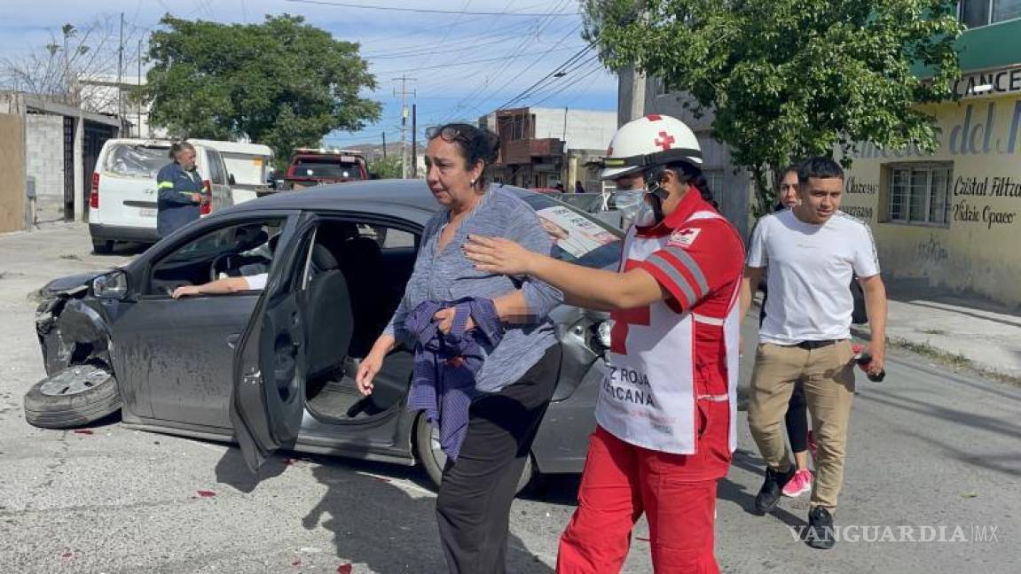 $!Los socorristas de la Cruz Roja trabajaron para asistir a los pasajeros heridos y evaluar su estado de salud después del accidente.