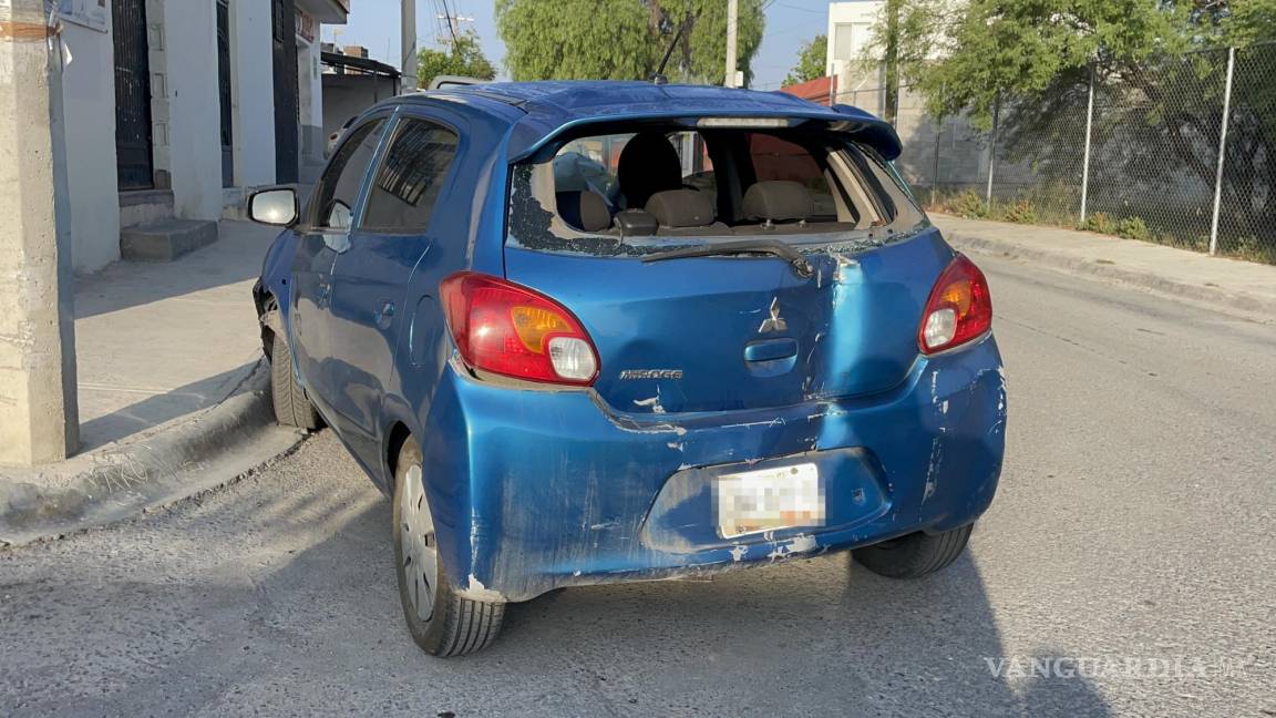 Reportan vecinos auto abandonado tras colisionar al oriente de Saltillo