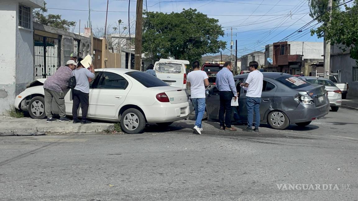 Saltillo: conductor ignora alto, choca y pasajeros resultan lesionados