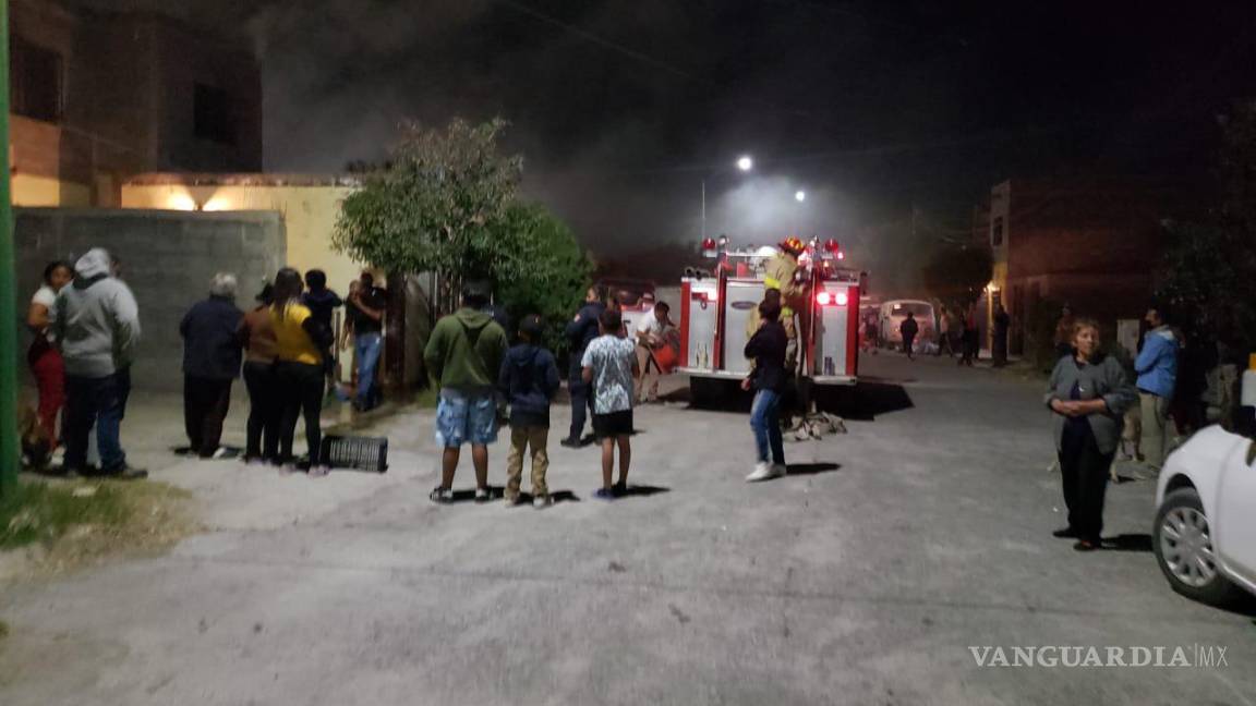 Coahuila: voraz incendio consume interior de un domicilio; vecinos aseguran que un cohete provocó el fuego