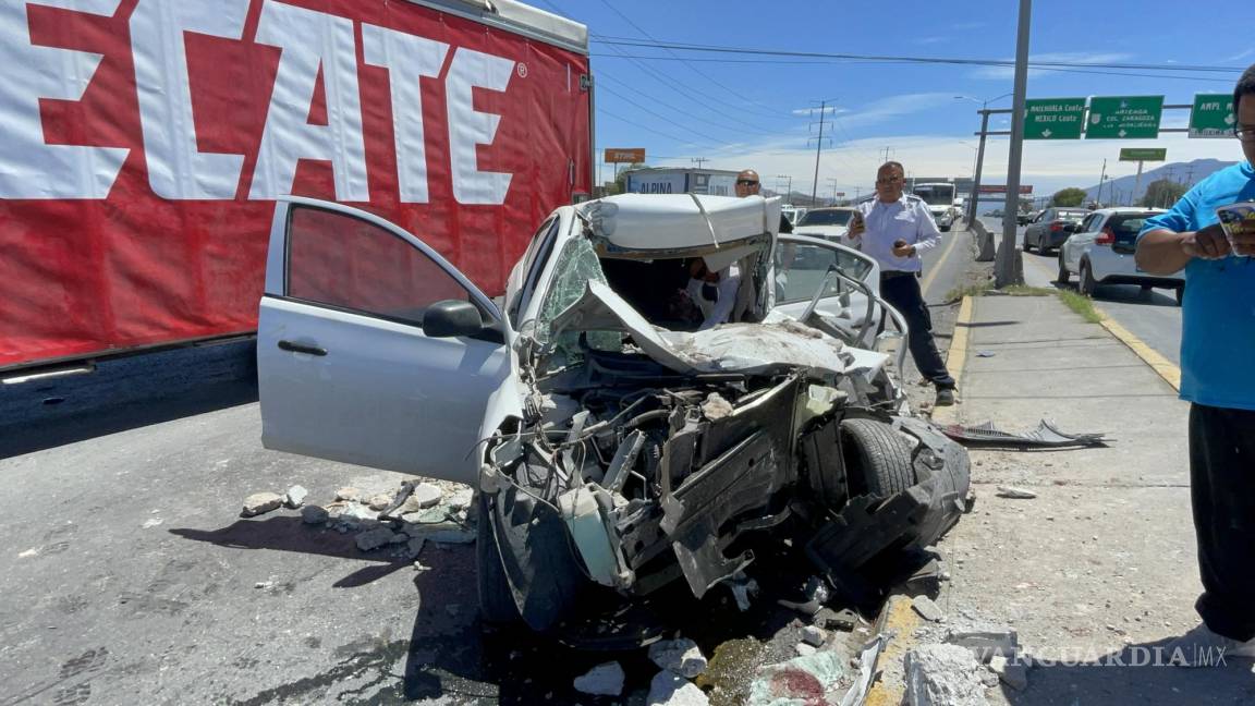 Muere tras quedar prensado al oriente de Saltillo; conductor no se percató que camión estaba descompuesto
