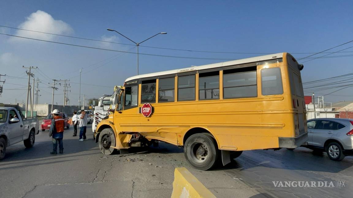 Imprudente conductor de transporte escolar da vuelta en ‘U’ y provoca accidente, al norte de Saltillo