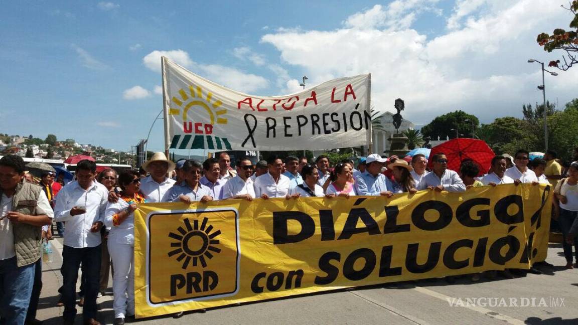 PRD marcha en Oaxaca, exige diálogo entre gobierno y Sección 22 sin represión