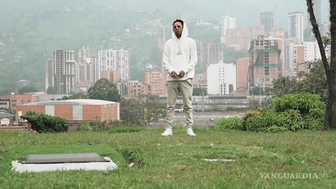 Rapero Wiz Khalifa llevó flores a la tumba de Pablo Escobar; Colombia estalla en indignación