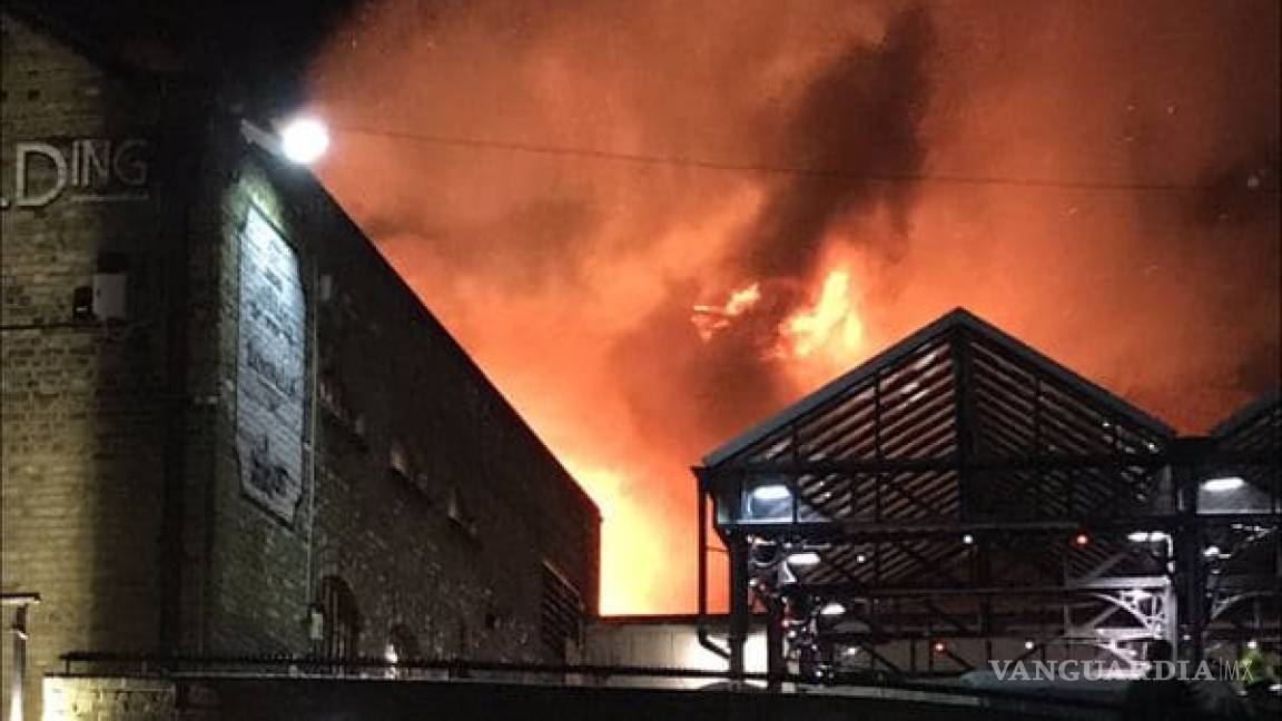 Un incendio arrasó un edificio en el mercado de Camden Lock en Londres
