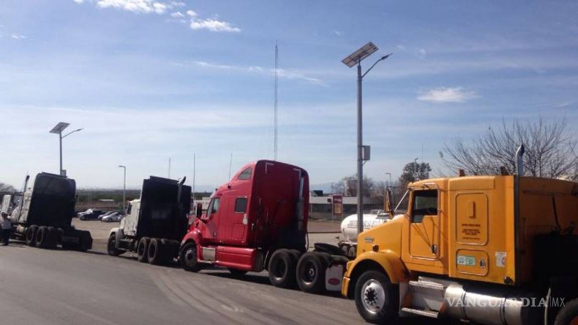 Transportistas de Nuevo León protestan por el 'gasolinazo'