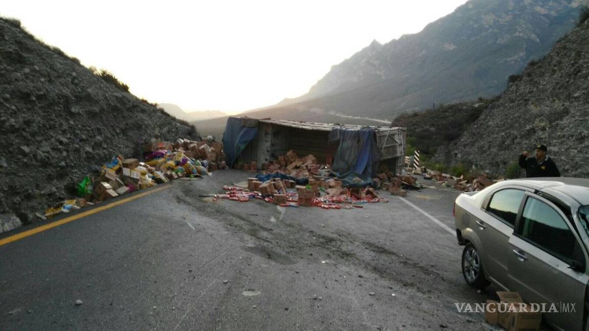 Vuelca en carretera a Monterrey y provoca caos vial