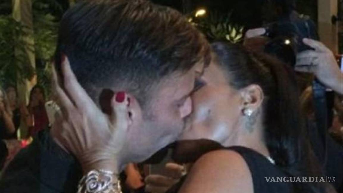 Mujer paga 90 mil dólares por besar a Ricky Martin