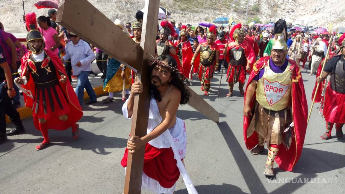 Miles de personas acuden al viacrucis del Cristo de las Noas en Torreón