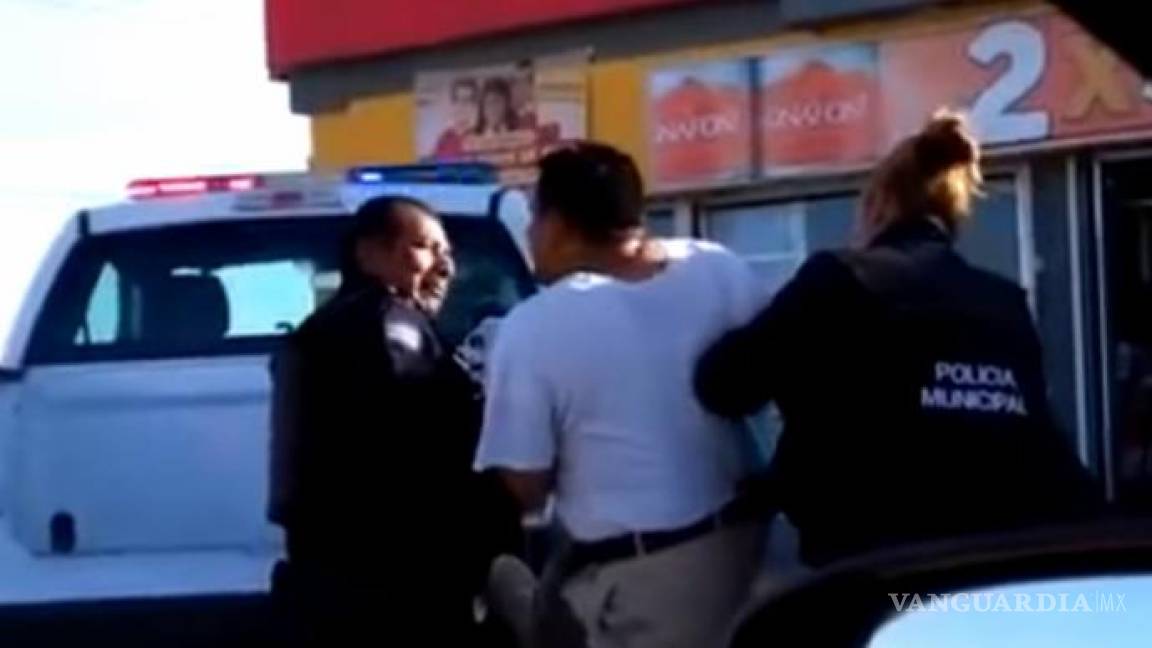 Detienen a hombre por no redondear 50 centavos en un OXXO en Ciudad Juarez
