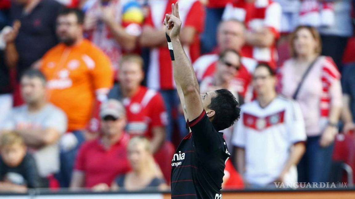 'Chicharito' explota en Bundesliga con ¡Hat trick!