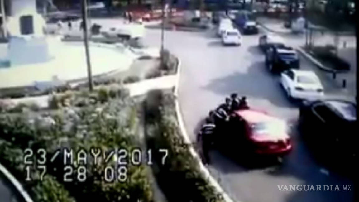 Mujer atropella a dos policías al intentar evadir el Hoy No Circula en CDMX