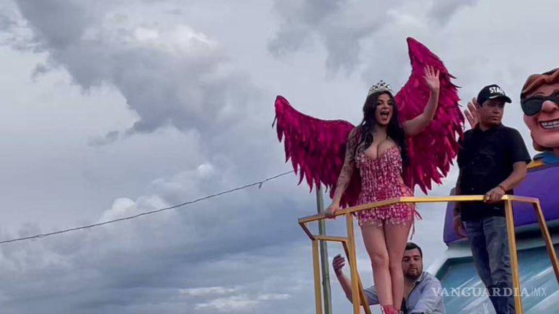 A huevazos reciben a Karely Ruiz en el Carnaval de Guaymas (video)