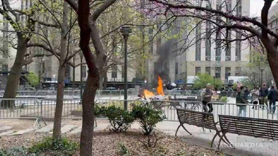 Hombre se incendia afuera de la Corte de Nueva York, donde Donald Trump enfrentaba juicio