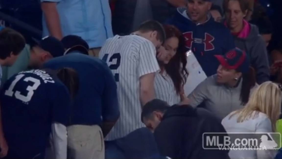 Seguidor de los Yankees le pide matrimonio a su novia en el estadio y pierde el anillo