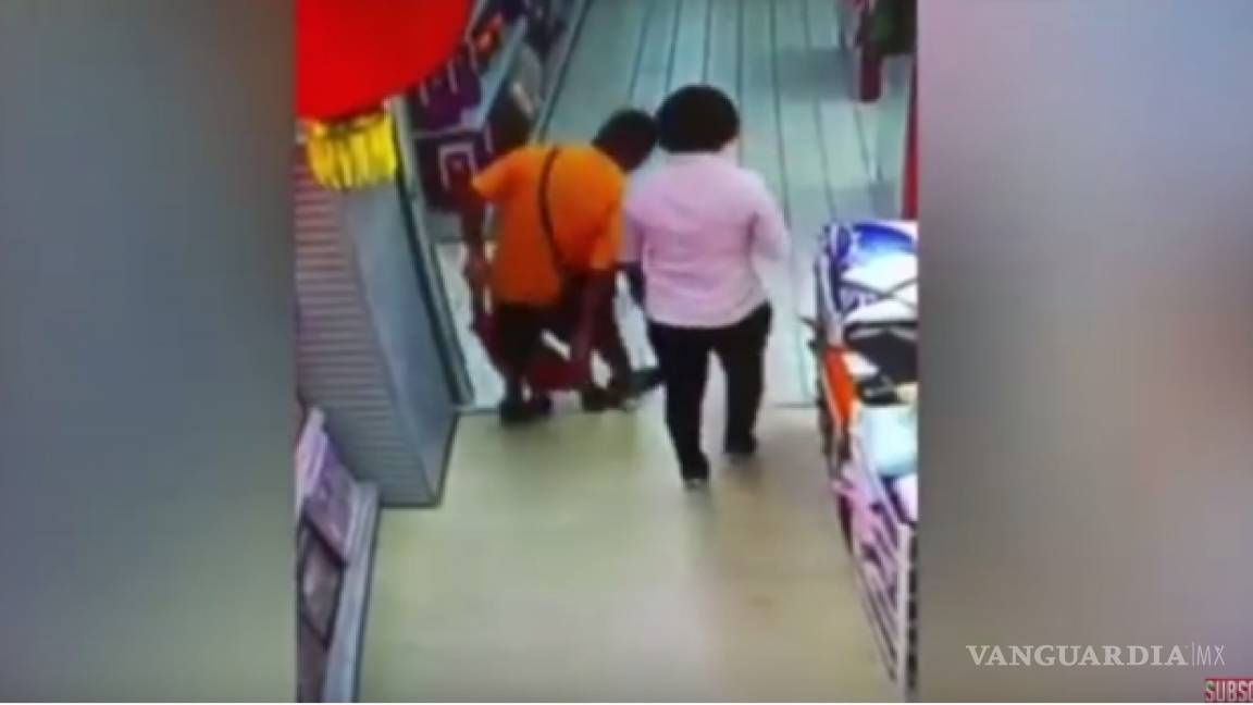 Por accidente hombre aplasta a su hijo en un supermercado en China
