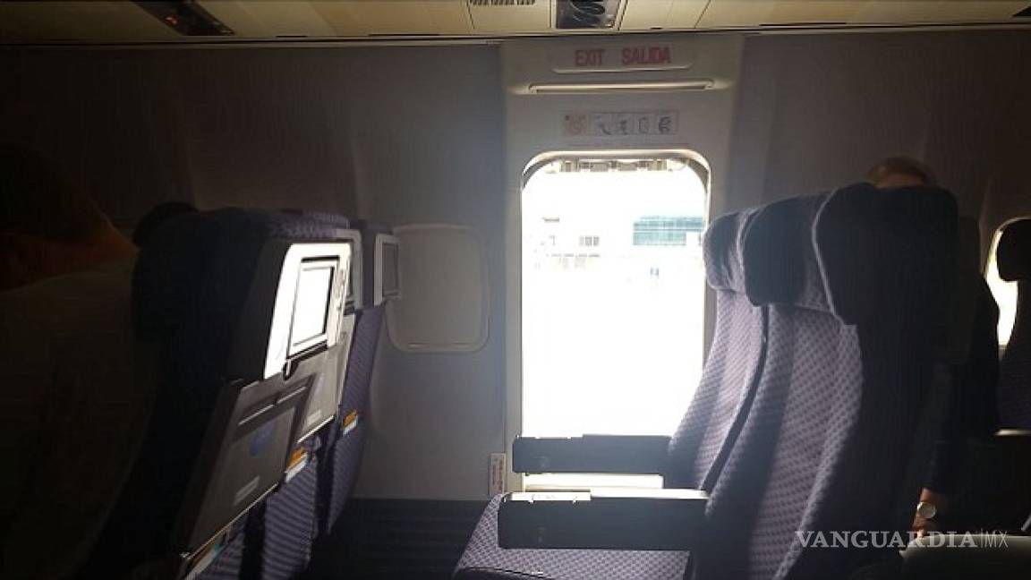 Mujer abre puerta de emergencia de avión y se lanza al exterior