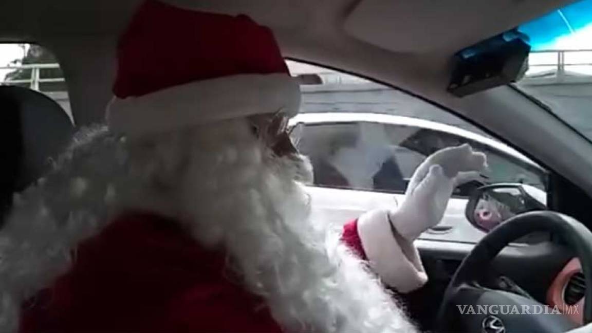 Un Santa Claus taxista recorre las calles de Villahermosa, Tabasco, para entregar regalos a los niños necesitados