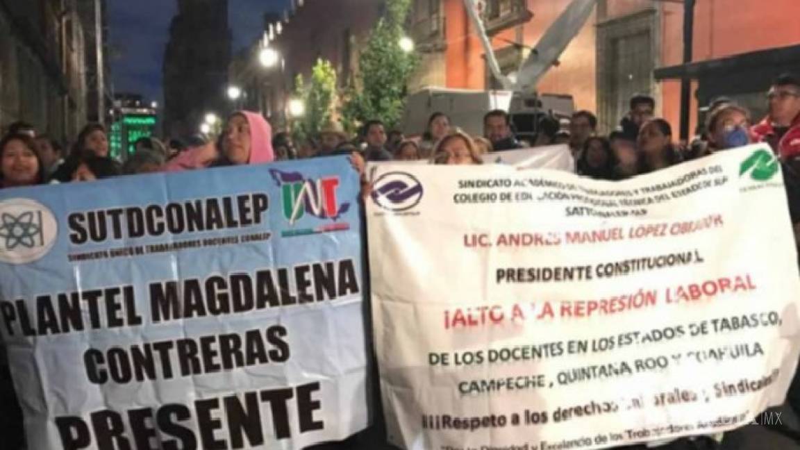Maestros de telebachillerato y del Conalep exigen pagos, protestan en Palacio Nacional