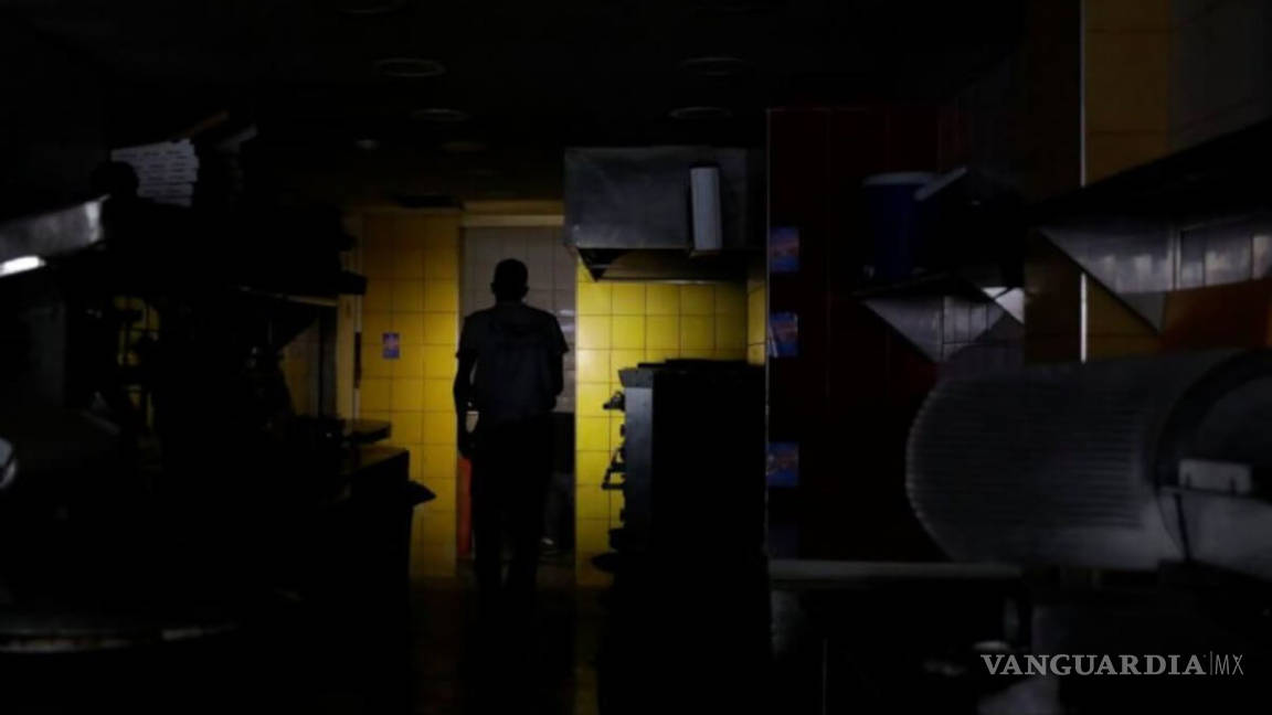 Regresa la energía en Caracas, pero la mayor parte de Venezuela sigue sin luz desde el jueves