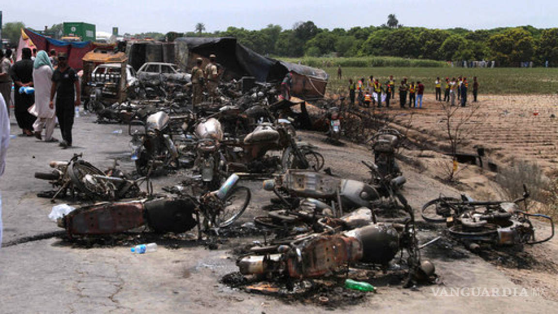 Más de 150 muertos por la explosión de camión cisterna en Pakistán