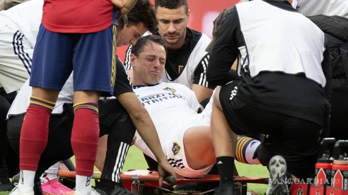 Chicharito Hernández sufre grave lesión, en una jugada donde quedó solo