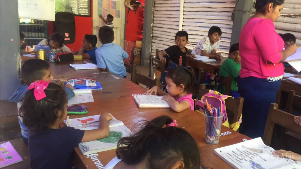 De día es escuela, de noche bar, tras el sismo en Juchitán