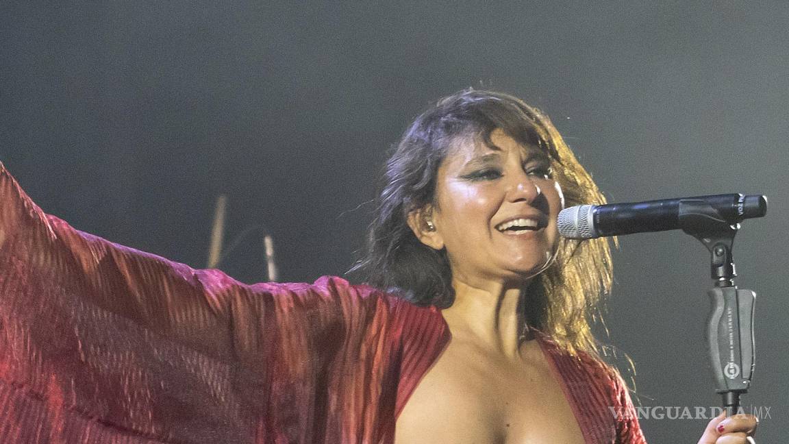 Eva Amaral canta con el pecho desnudo como protesta por la libertad de las mujeres en festival español