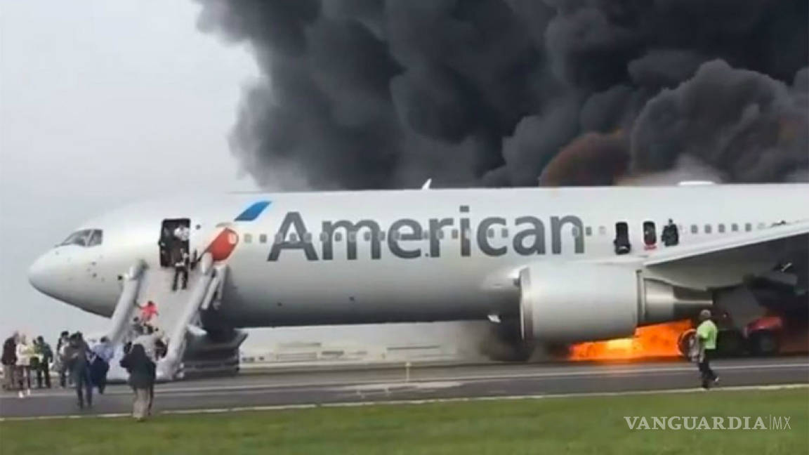 Avión de American Airlines se incendia en pista, desalojan a pasajeros con tobogán (video)