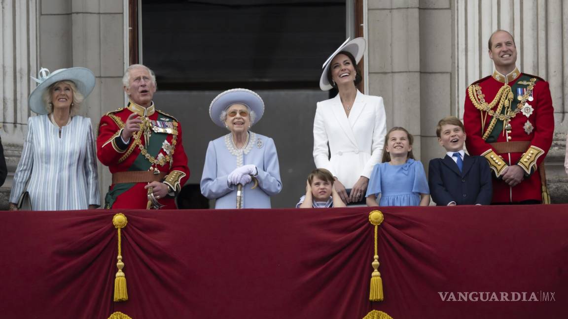 Miles de personas festejan a Isabel II por su Jubileo de Platino