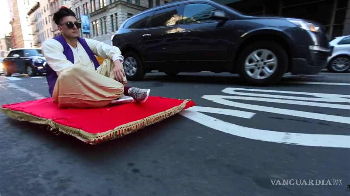 'Aladino' pasea por Nueva York en su alfombra voladora (Video)