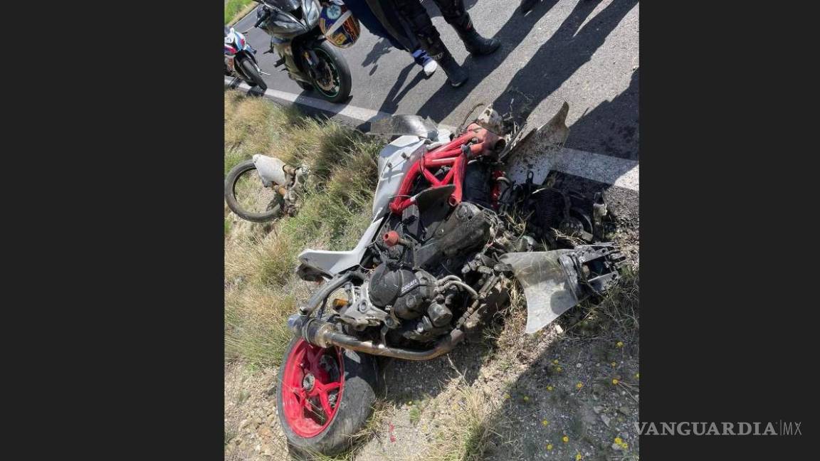 Veloz motociclista termina al borde de la muerte tras derrapar en la carretera a Monclova