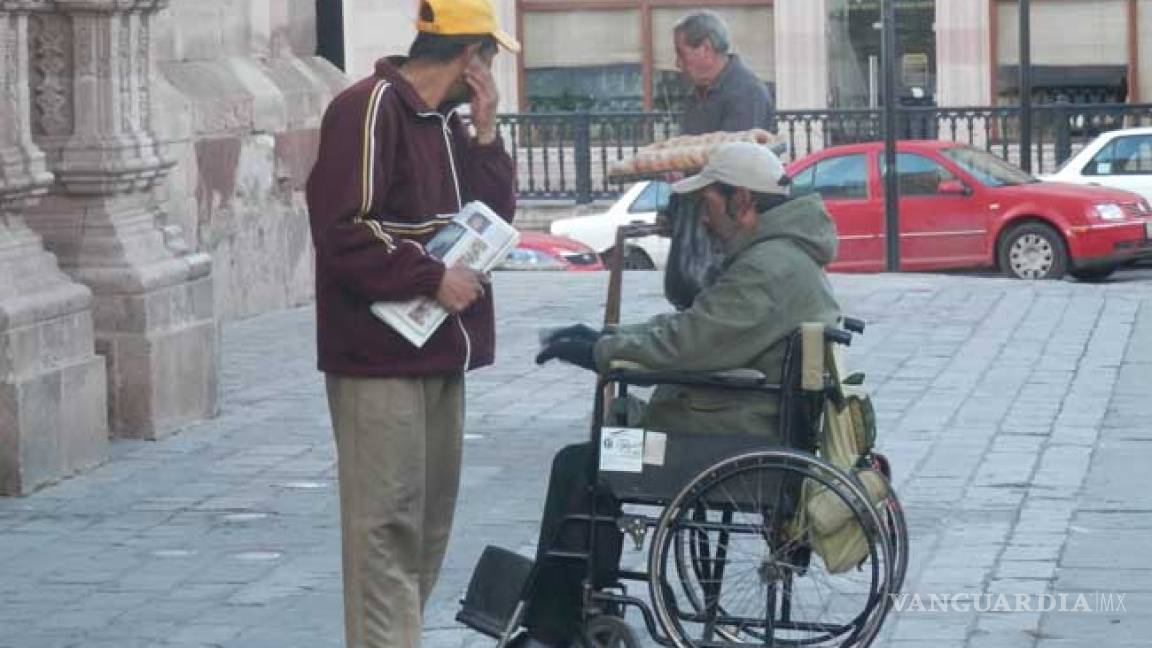 Taxista exhibe a sujeto que fingía estar en silla de ruedas para pedir dinero