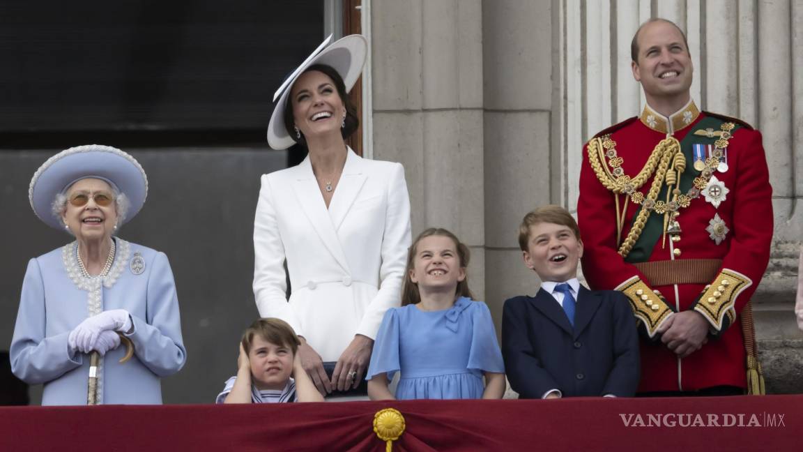 $!La reina Isabel II, el príncipe Luis, Catalina, la duquesa de Cambridge, la princesa Carlota, el príncipe Jorge y el príncipe Guillermo.