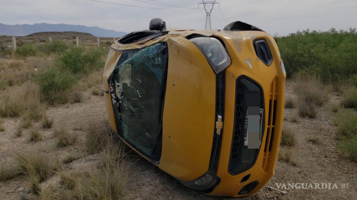 Taxista vuelca en plena carretera Torreón-Saltillo; afortunadamente no trasladaba pasajeros