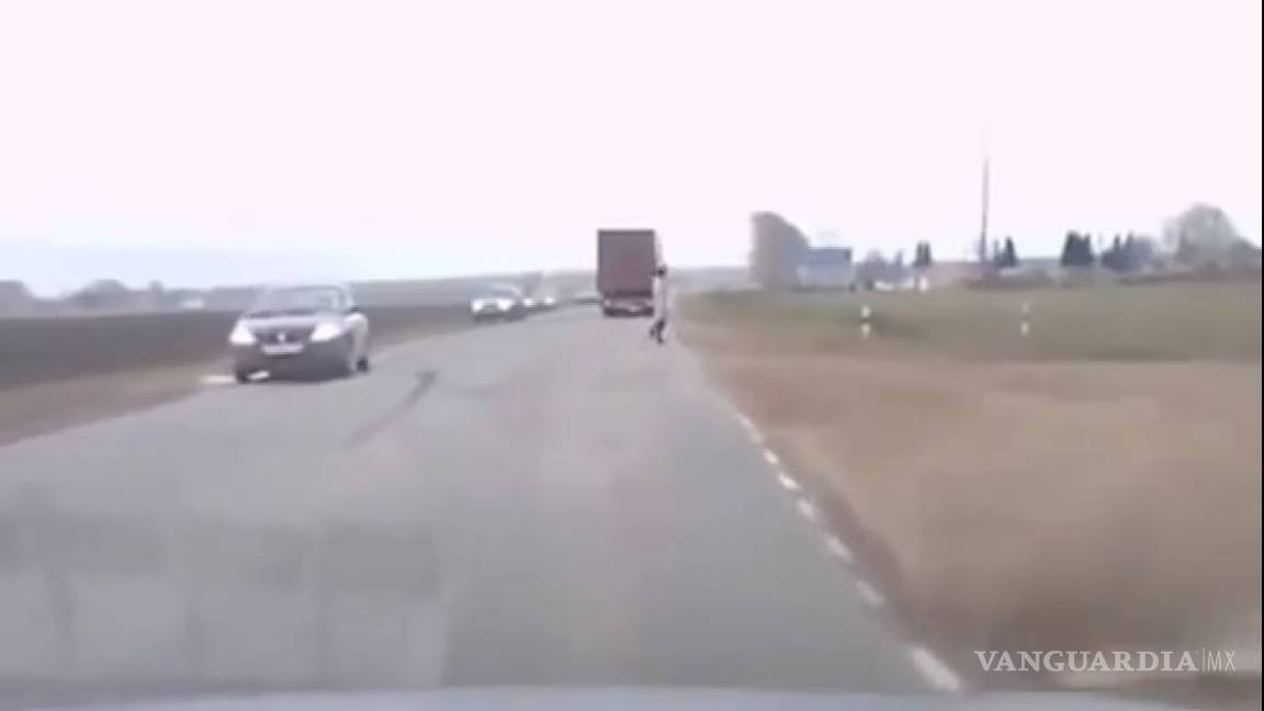 Hombre se teletransporta en una carretera en Rusia