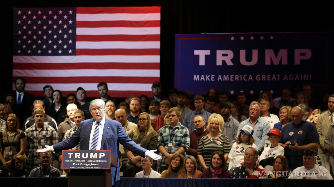 Trump llama estúpidos a los votantes de Iowa en acto electoral