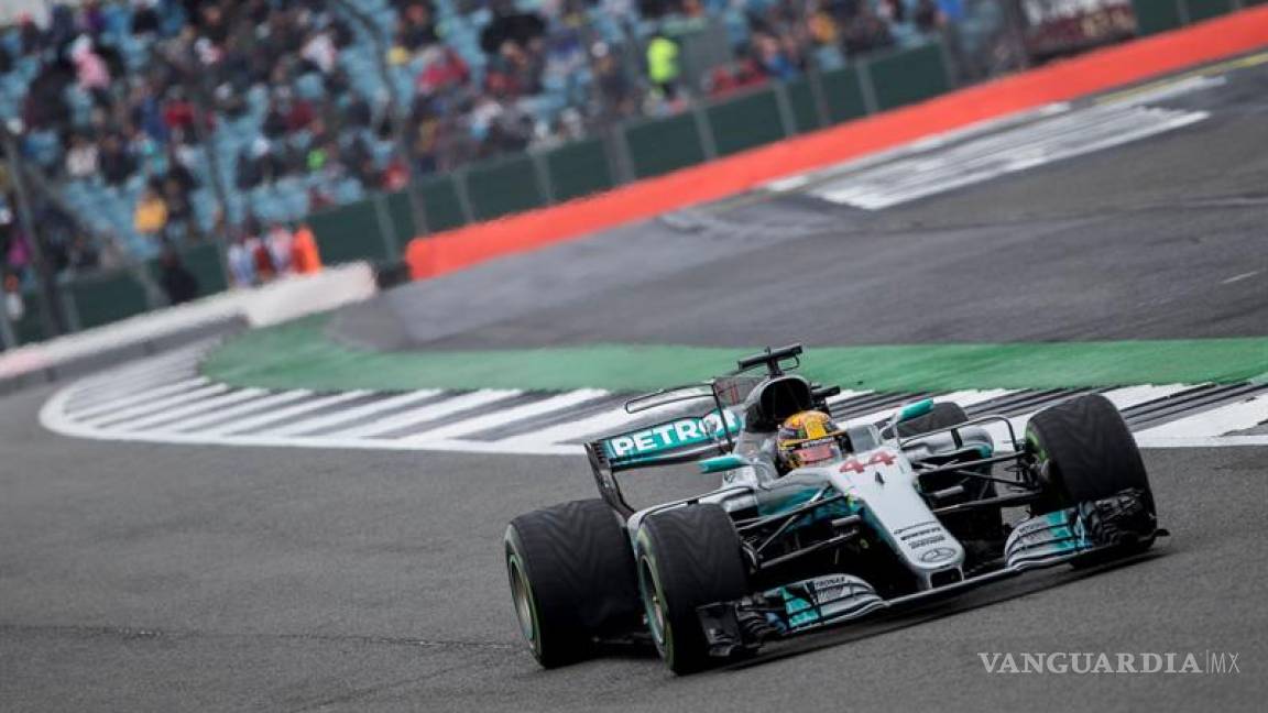 Hamilton logra &quot;pole&quot; en casa y queda a uno del récord de Schumacher