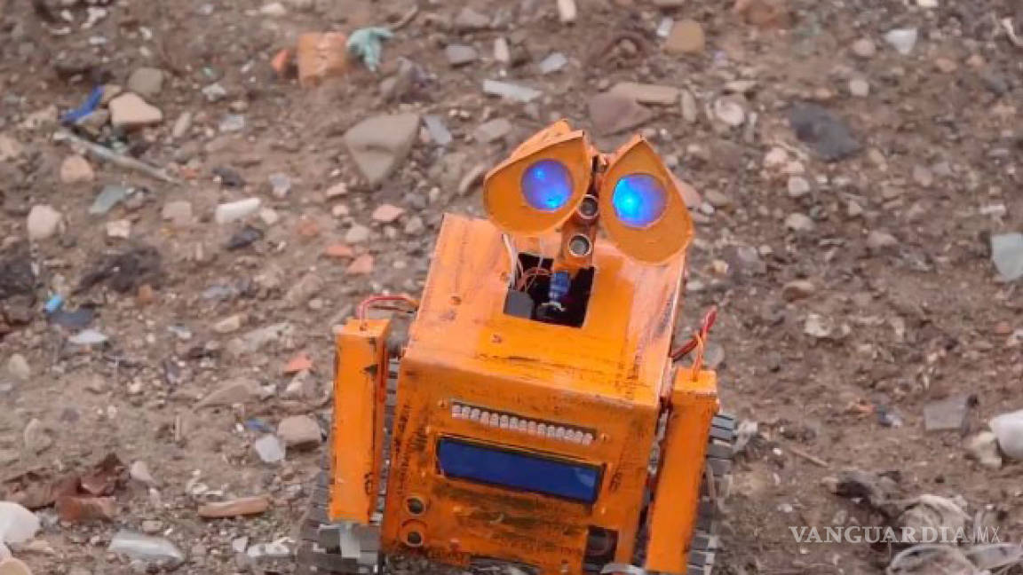 Joven creó un Wall-E con cosas que encontró en la basura