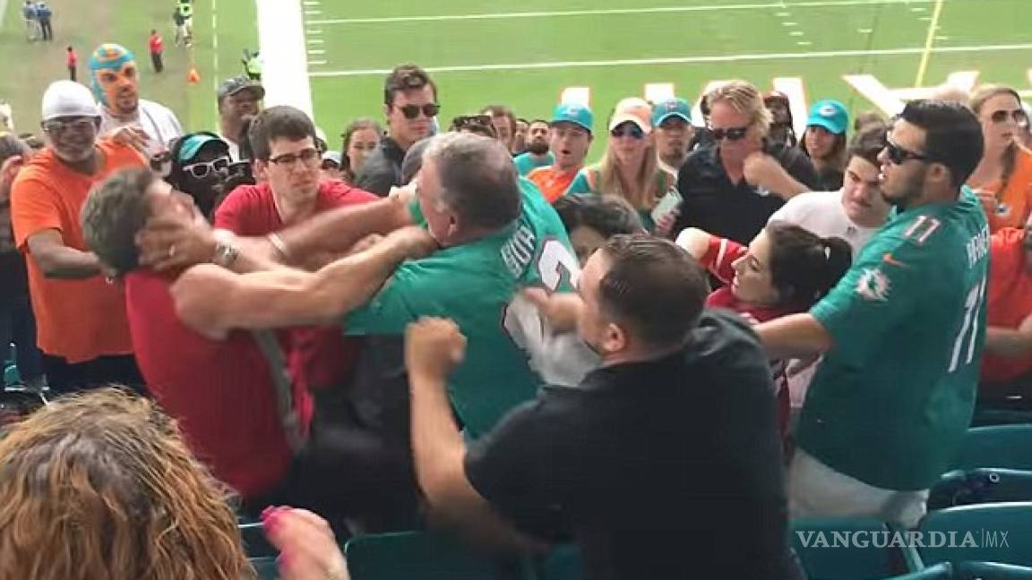 Fans de los Delfines de Miami golpean a abuelo frente a sus nietos (video)