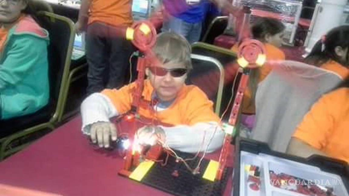 Un niño ciego de 10 años aprende a construir robots en nueve meses