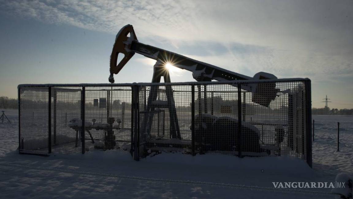 El mercado del petróleo “se ahoga” por el exceso de oferta: AIE